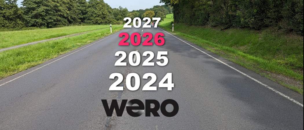Wero-Logo und Jahreszahlen 2024 bis 2027 auf Straße angezeigt
