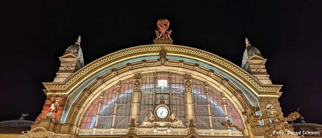 Eingangsportal des Frankfurter Hauptbahnhofs bei Nacht