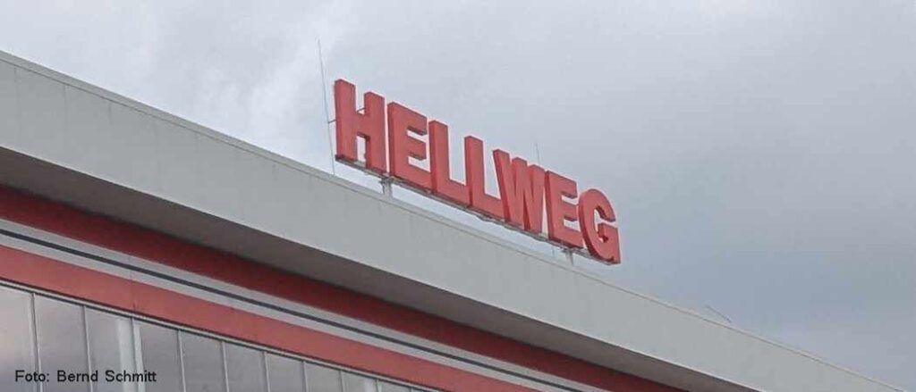 Hellweg-Firmenname auf dem Dach einer Berliner Filiale.