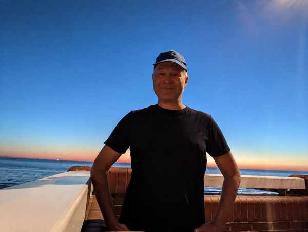 Bernd Schmitt vor blauem Meer
