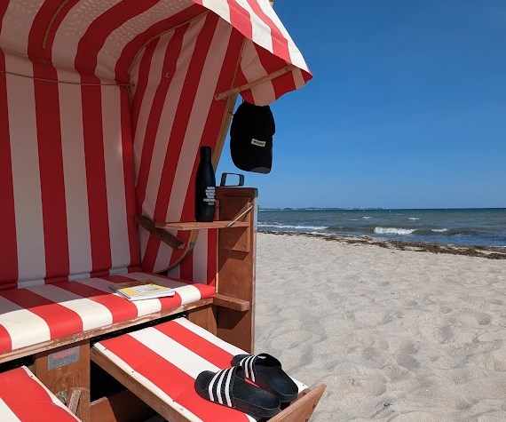 Strandkorb und Meer